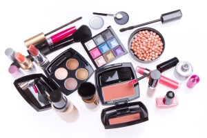 Eine große Auswahl an Make up-Utensilien - Foto: colourbox.de